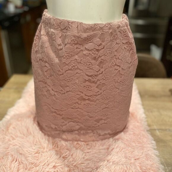 Woman’s laced skirt - Picture 1 of 5